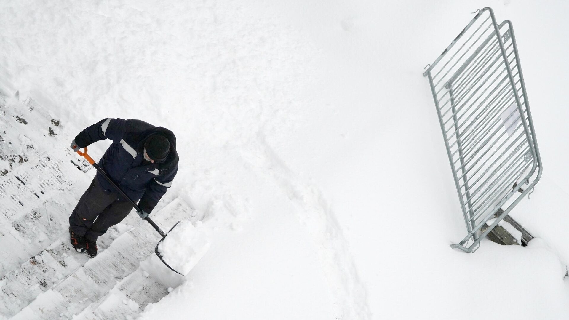 Эксперт: сброс снега со своей территории на чужую может быть признаком самоуправства