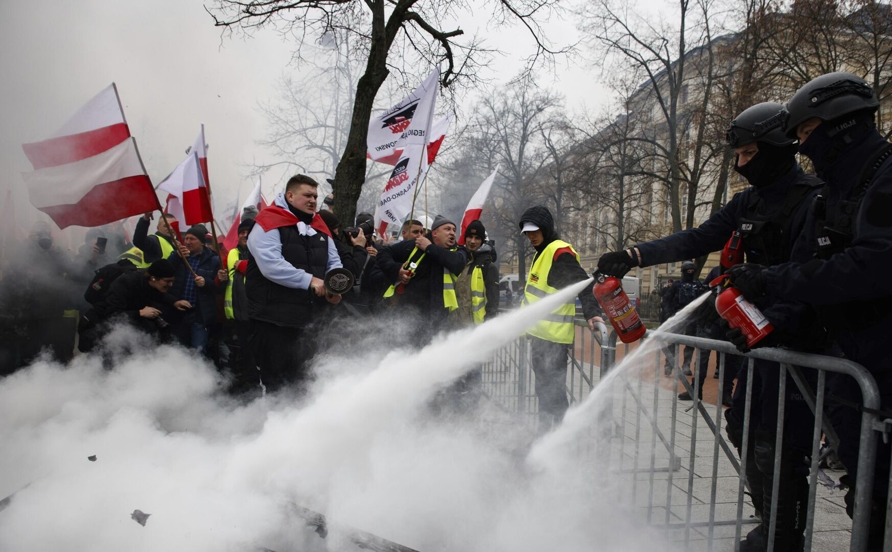 В Варшаве протестующие фермеры начали разбирать брусчатку и забрасывать полицию
