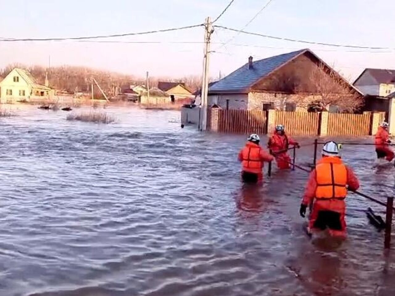 Новости регионов: Жители Орска начинают возвращаться в дома после спада воды
