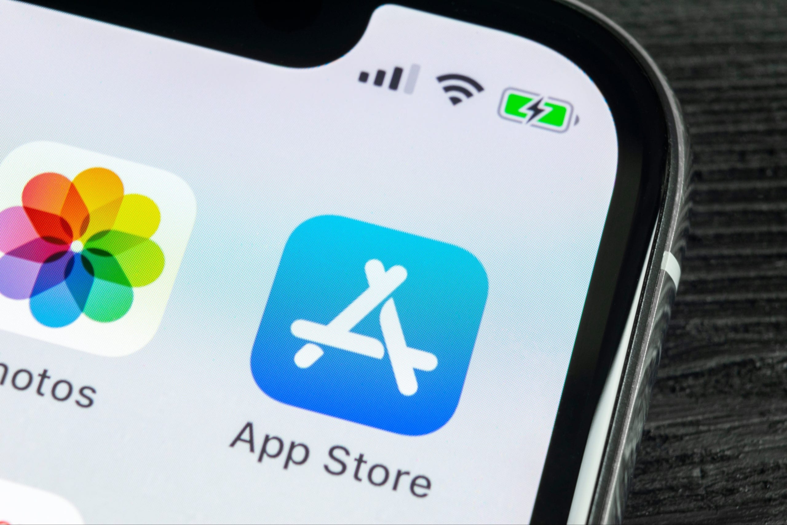 Компания Apple удалила WhatsApp и Threads из AppStore в Китае