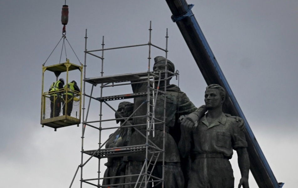 В Княжеском саду в Софии продолжился демонтаж памятника Советской армии