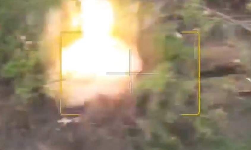 МО РФ показало атаку дрона на позиции ВСУ в районе Белогоровки в ЛНР