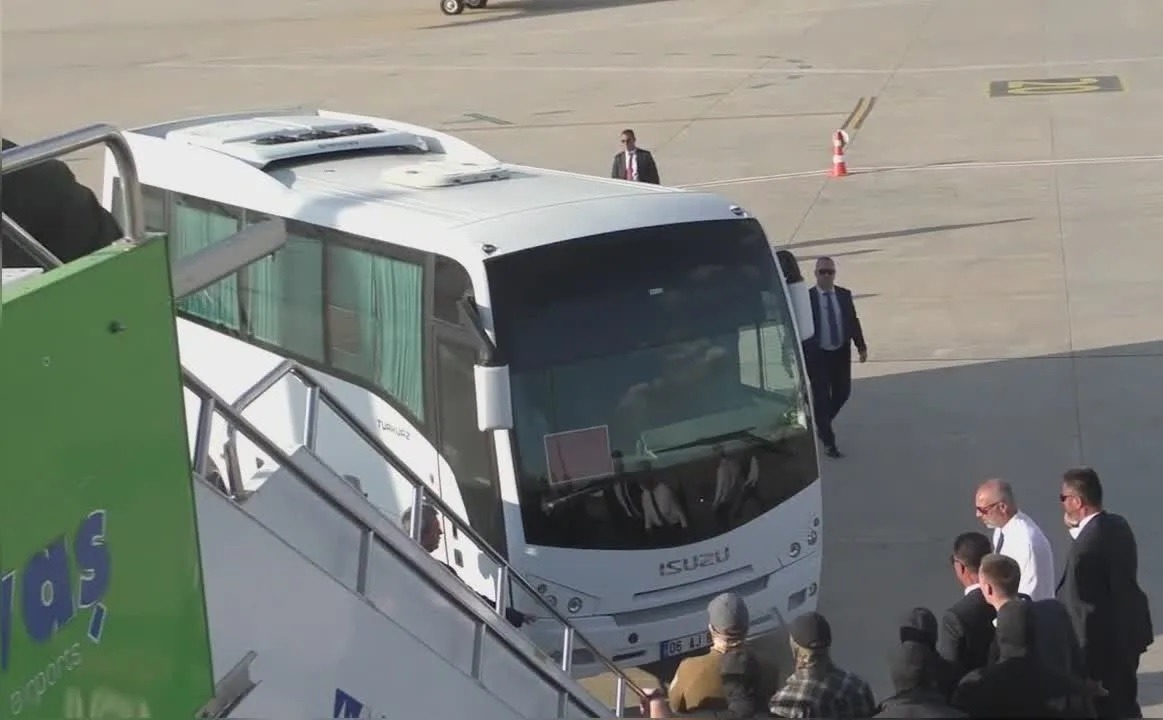 ФСБ показала видео посадки в самолет для вылета в Москву обменянных россиян