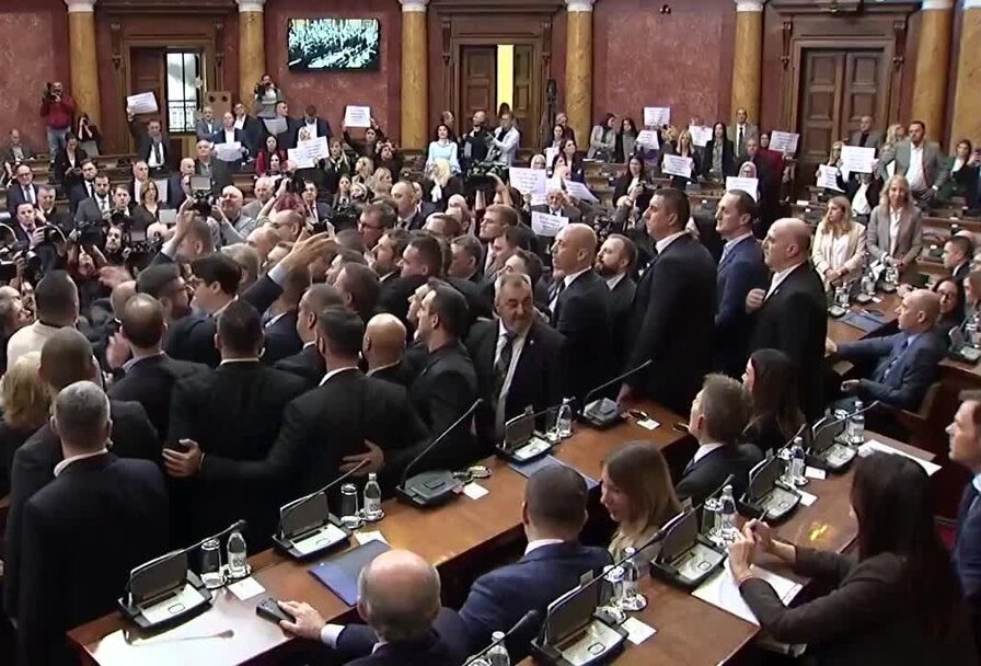 Оппозиция устроила беспорядки в парламенте Сербии