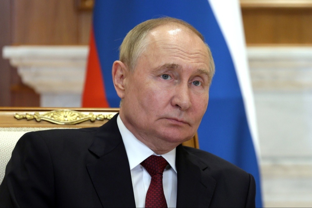 Путин поручил правительству укрепить социальные гарантии сотрудникам МВД