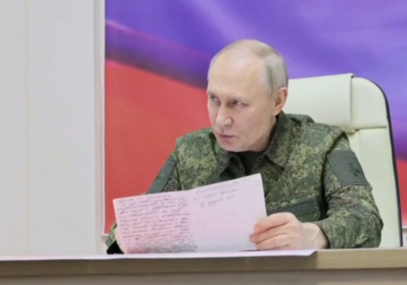 Песков: Путин счел необходимым надеть форму с камуфляжем в Курской области