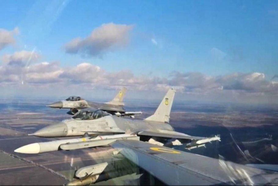 В Сеть попало фото трех истребителей F-16 ВВС Украины в полете