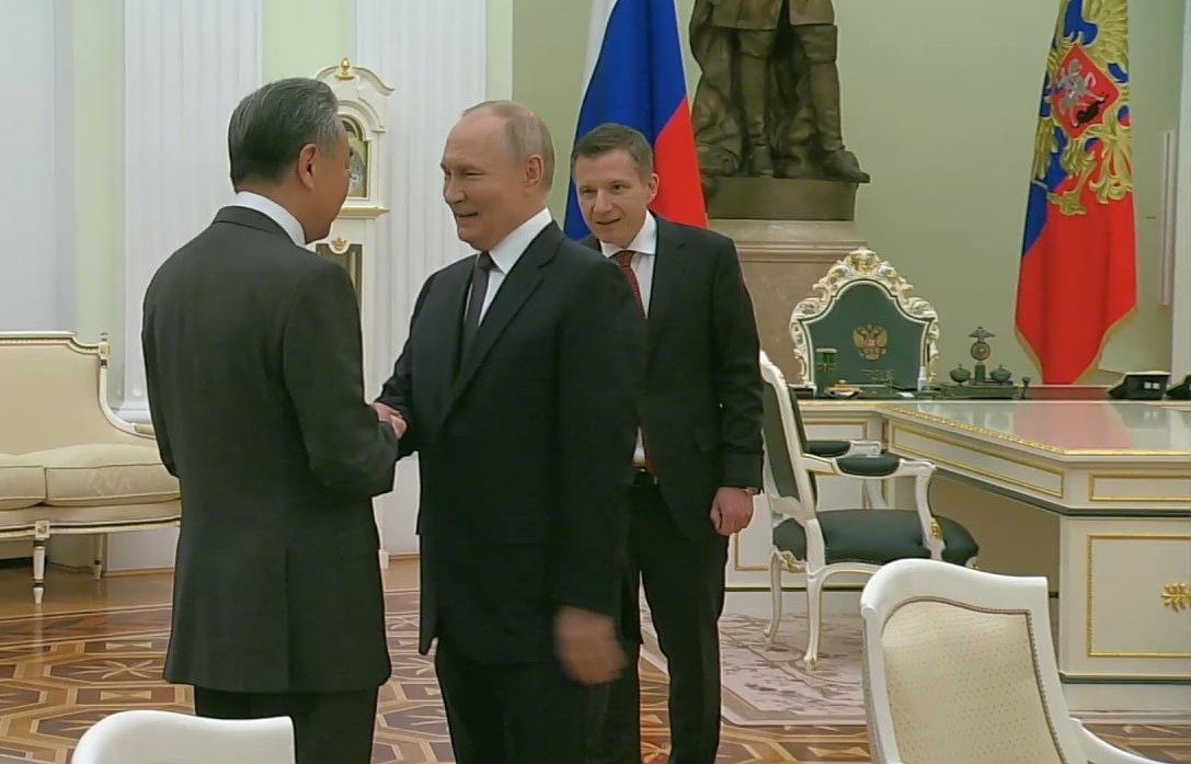 Путин попросил главу МИД Китая Ван И передать привет лидеру КНР Си Цзиньпину
