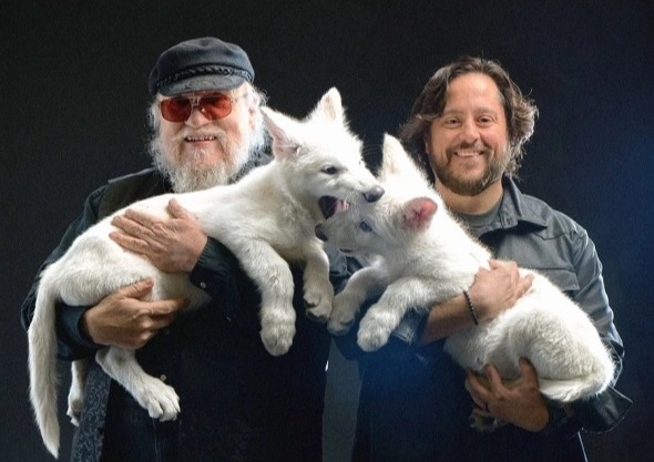 Автор «Игры престолов» Джордж Мартин встретился с воссозданным «лютоволком»