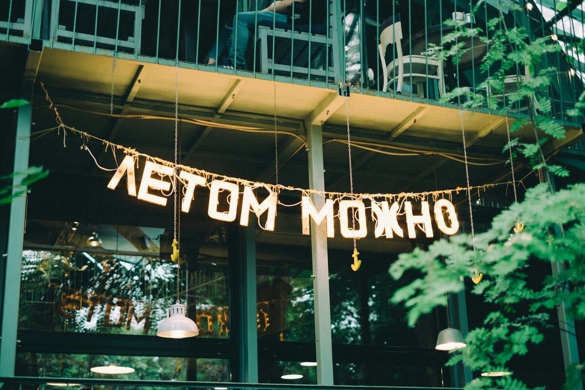 Лето, терраса, просекко. Веранды Москвы и Санкт-Петербурга