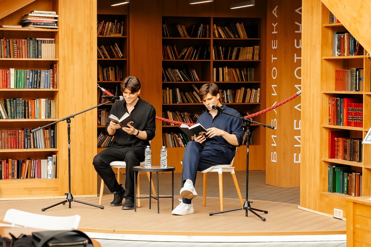 Известные актеры читают классику и современную прозу в центре Москвы