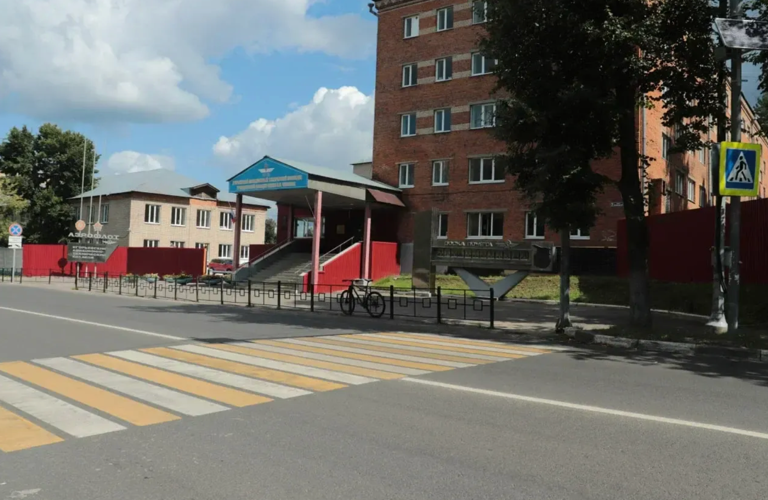 К 1 сентября в Подмосковье отремонтировали около 300 дорог к школам и детсадам