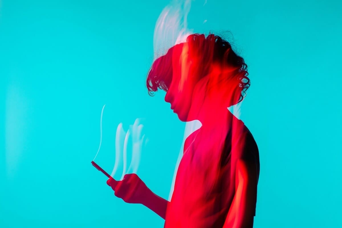 Неделя моды, фиджитал-выставка в эстетике Дэвида Линча и фестиваль света. Гид событий недели 25-31 августа