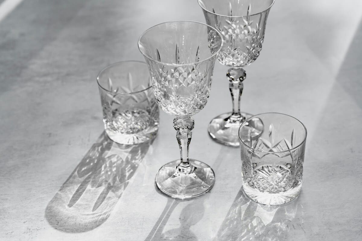 Хрустальные бокалы, эмалированные кастрюли, самовар из латуни. Какая посуда из СССР снова набирает популярность