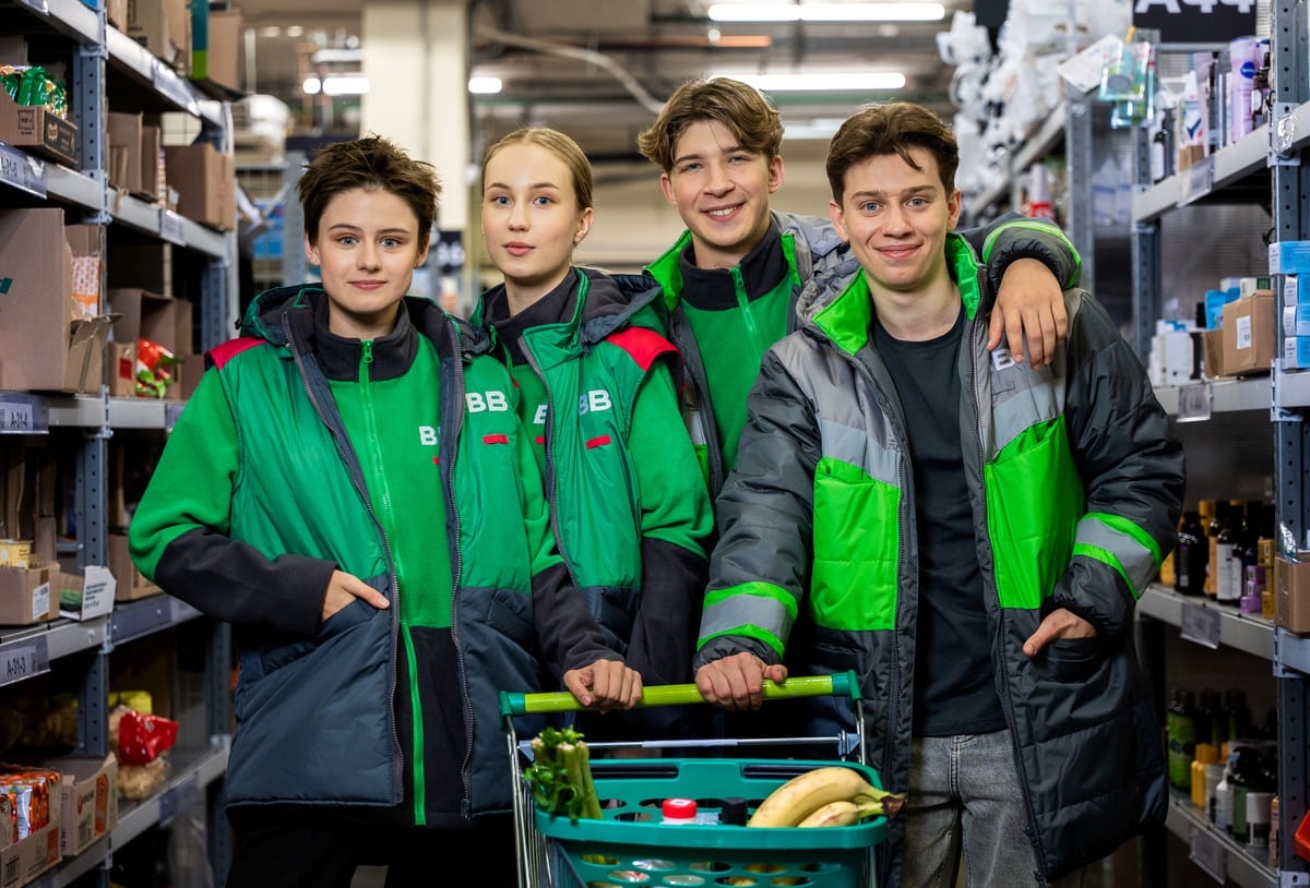 Работать с другом – не мечта, а реальность: каждый пятый новенький во ВкусВилле пришел по программе «Приведи друга»