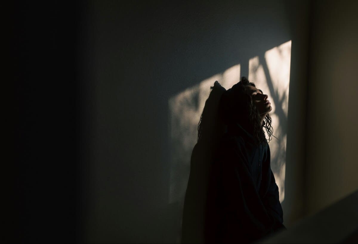 Как распознать токсичную любовь до первого удара: сигналы, которые нельзя игнорировать