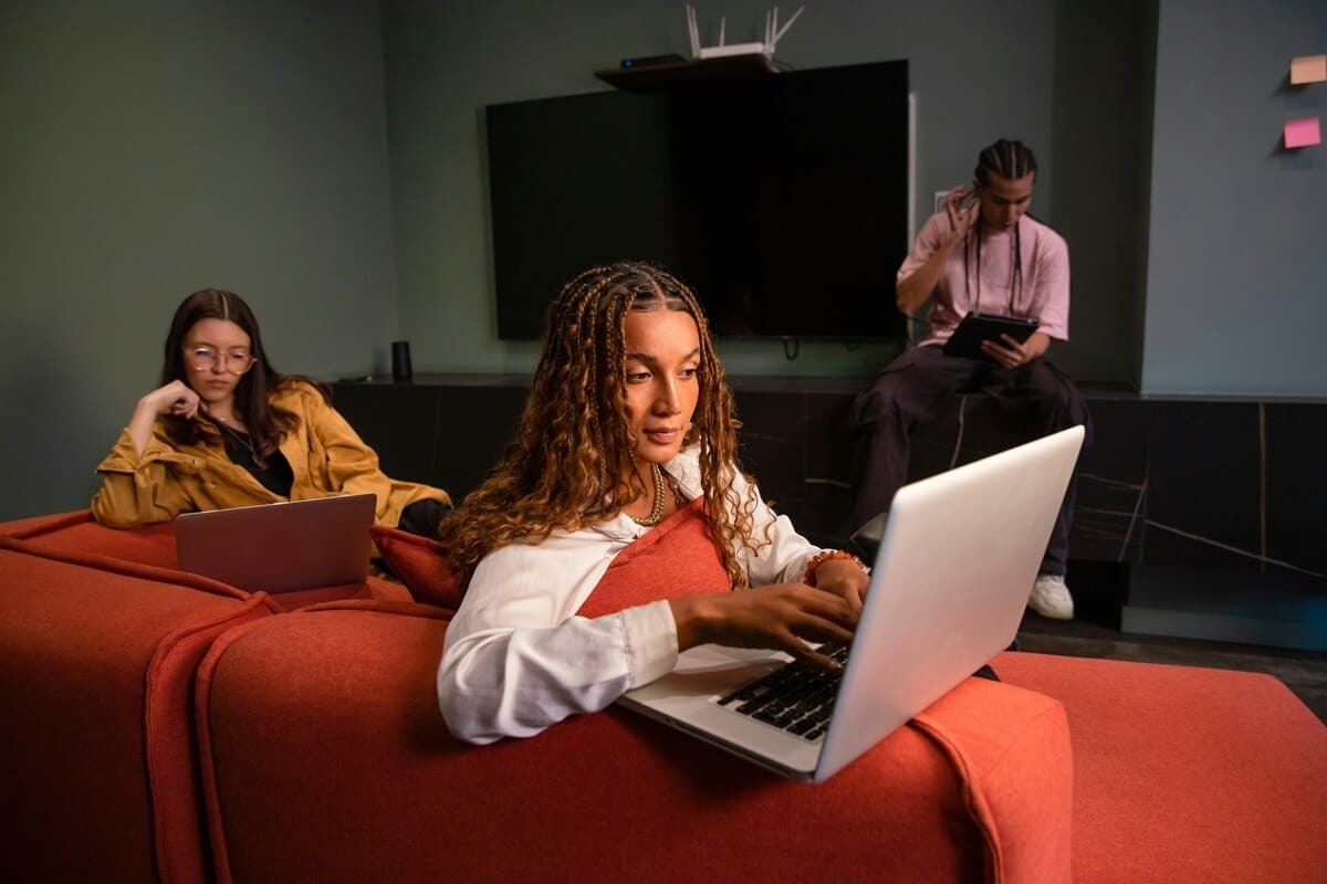 От рейвов без алкоголя до иммерсивного искусства: как зумеры проводят свободное время