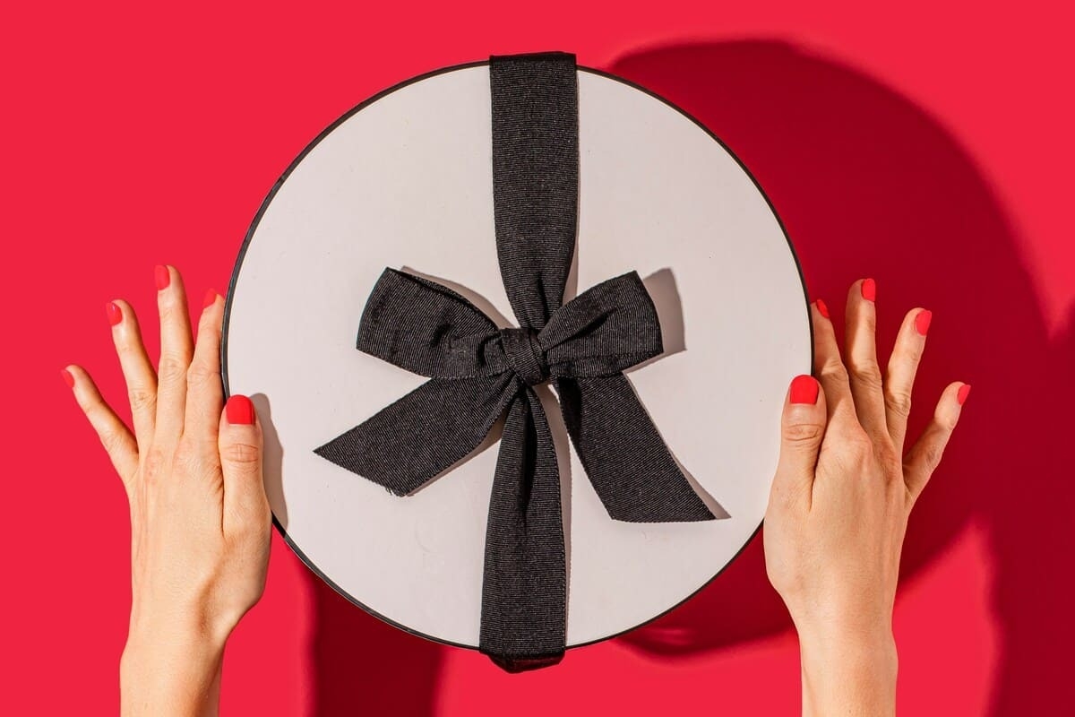 Подборка подарков для миллениалов и бумеров: что подарить родителям, бабушкам и дедушкам