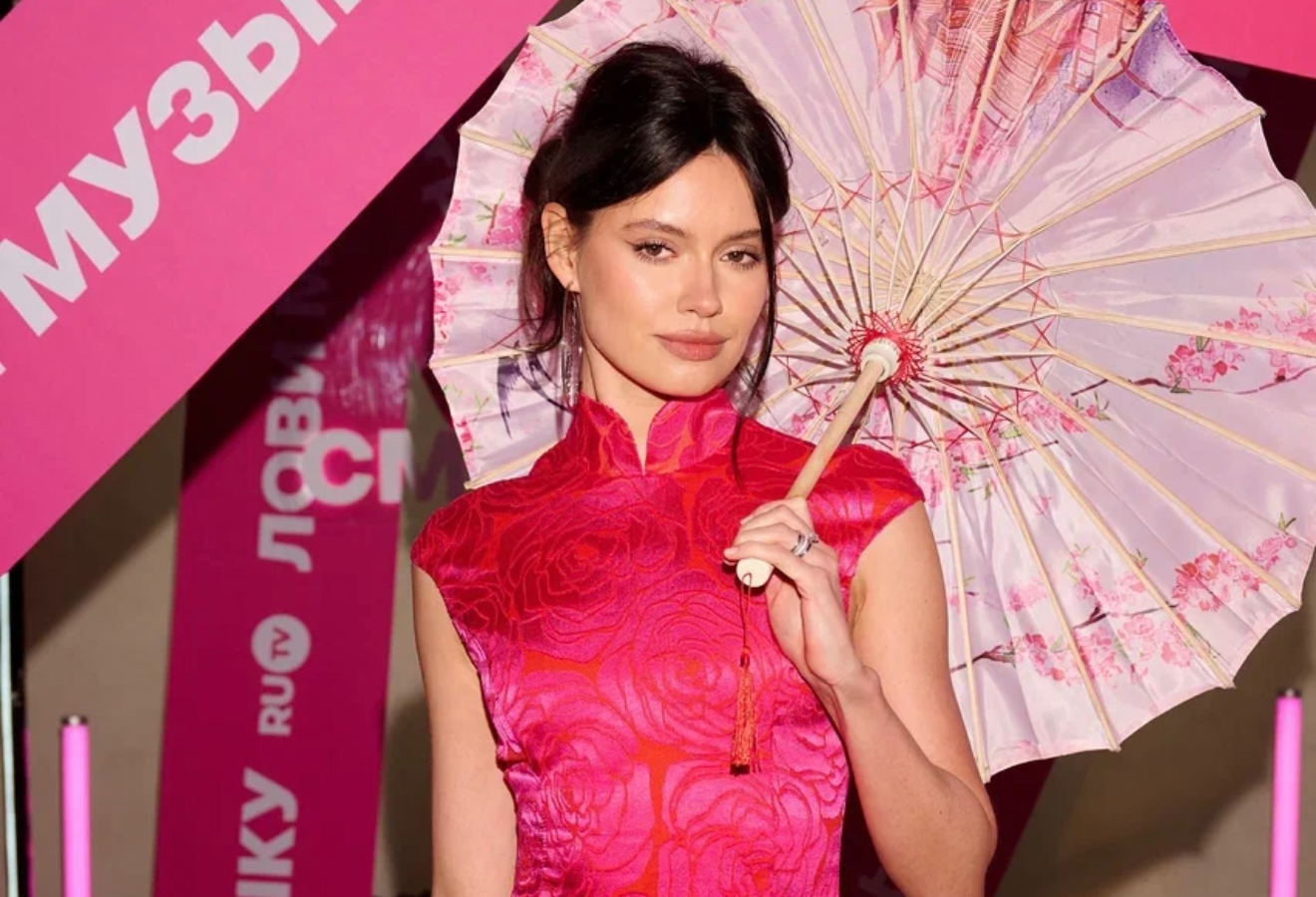 RU.TV запустил бьюти-проект «Сияй по-звездному» с Катей Голден