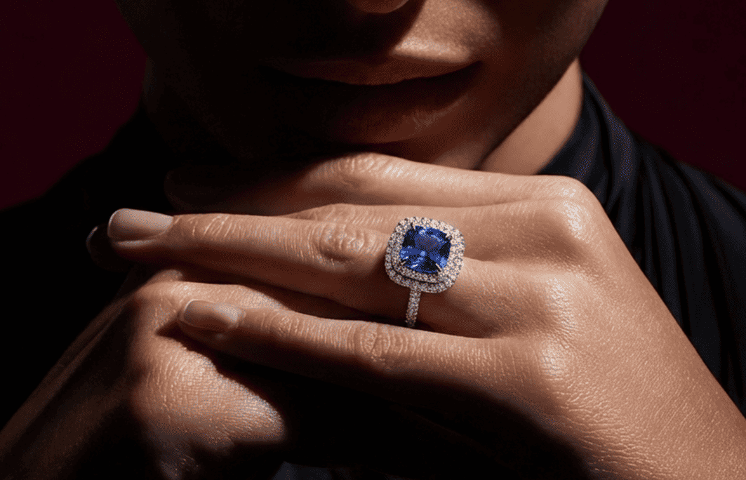 Геммолог Ксения Костина объяснила, почему ювелирные украшения начинают выигрывать у «сумки сезона»