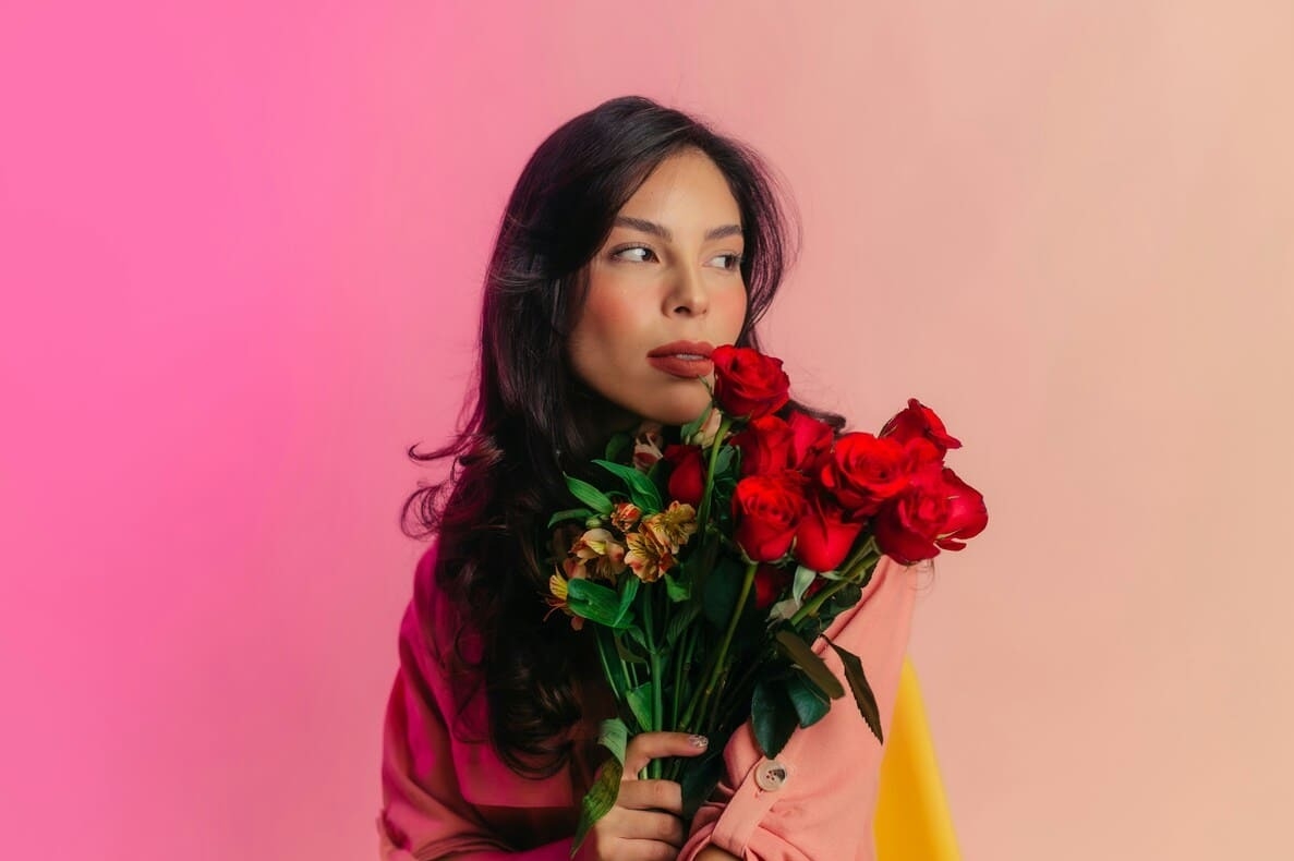 16 идей для подарков к 8 Марта: от люксовой косметики до жостовского кубика Рубика