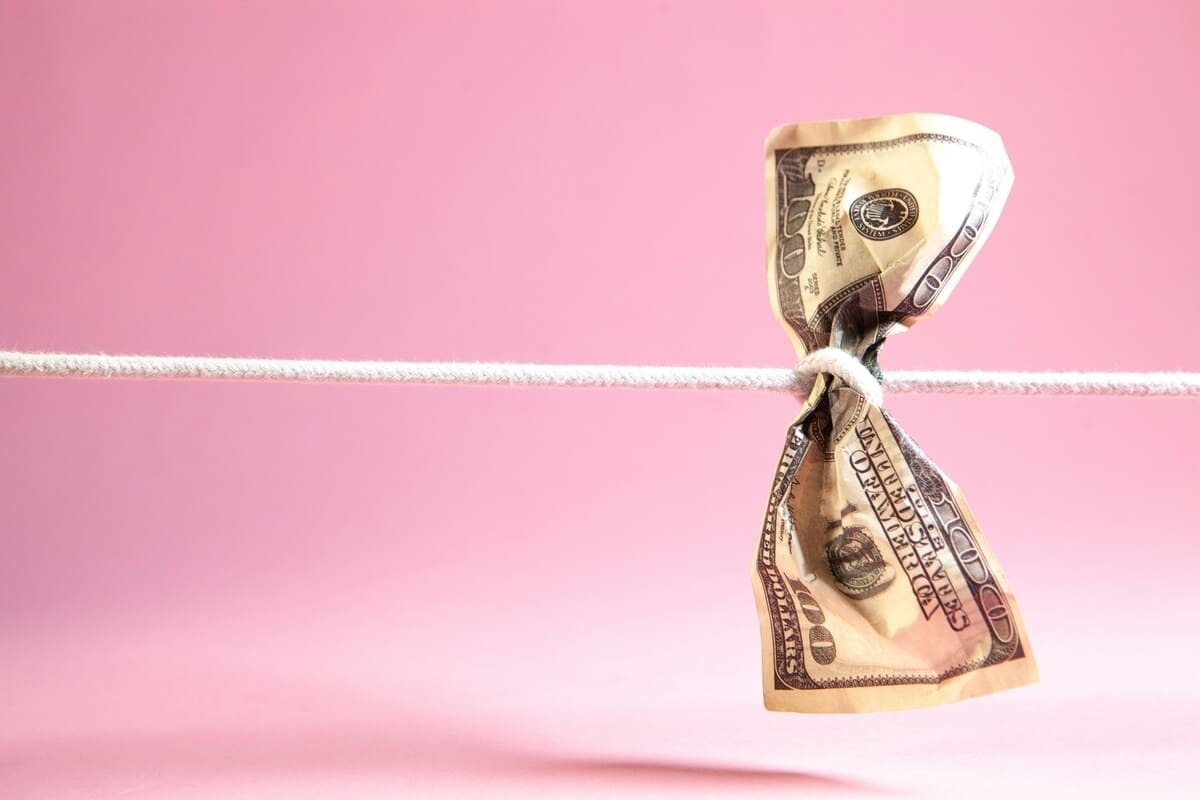 Почему банки могут заблокировать перевод: юрист рассказал о «стоп-словах» в комментариях