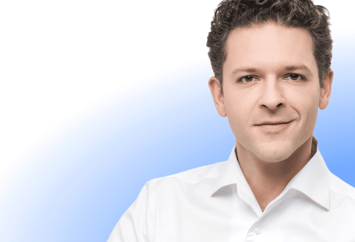 Константин Крюков снялся в рекламной кампании сети ломбардов «Сияй»