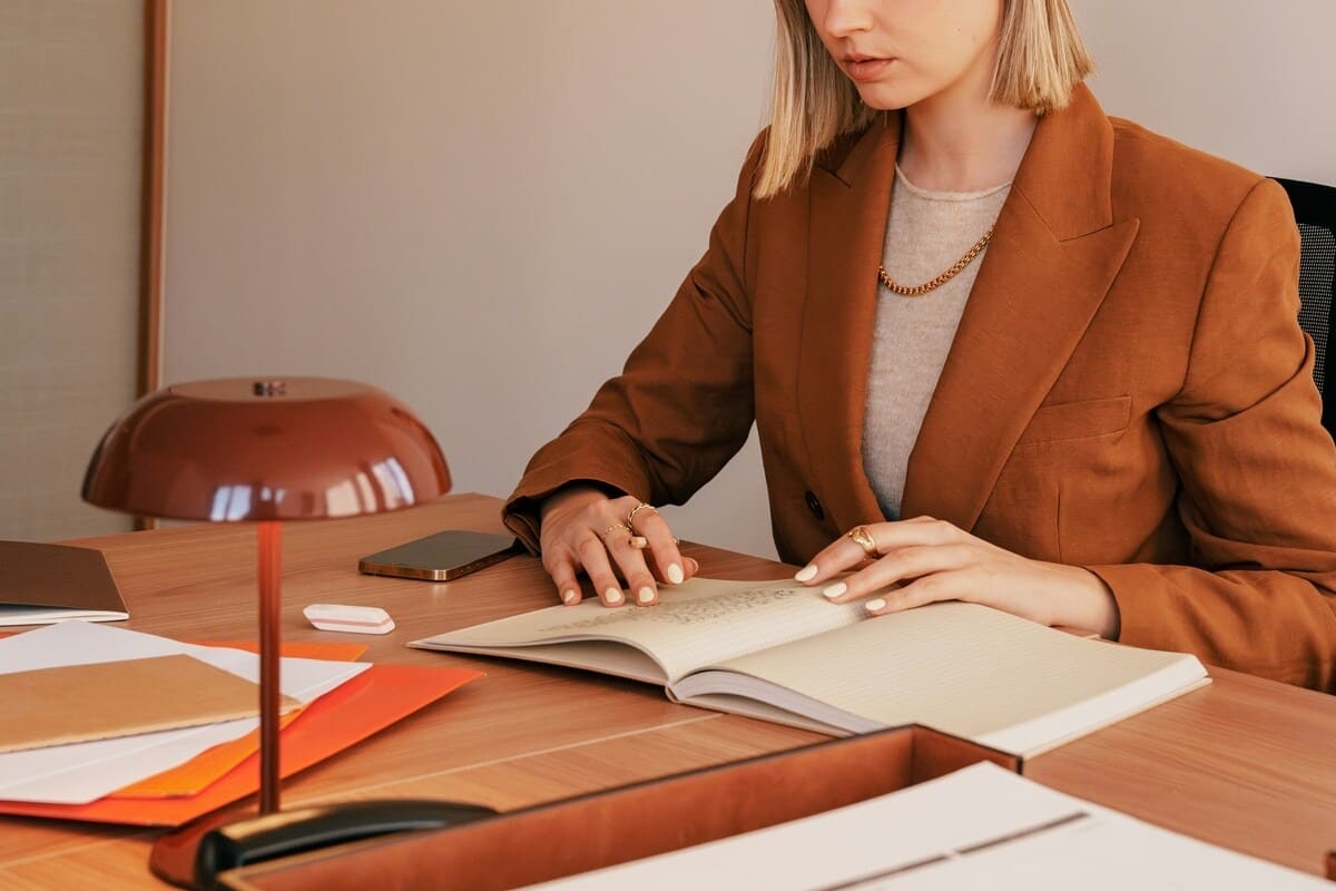 Не просто одежда: как гардероб формирует состояние и статус