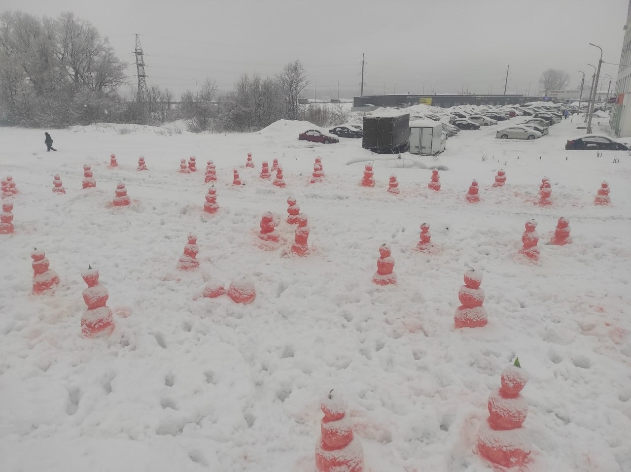 В Уфе раскрыли происхождение «красных снеговиков»: необычную акцию связали с продвижением томатов