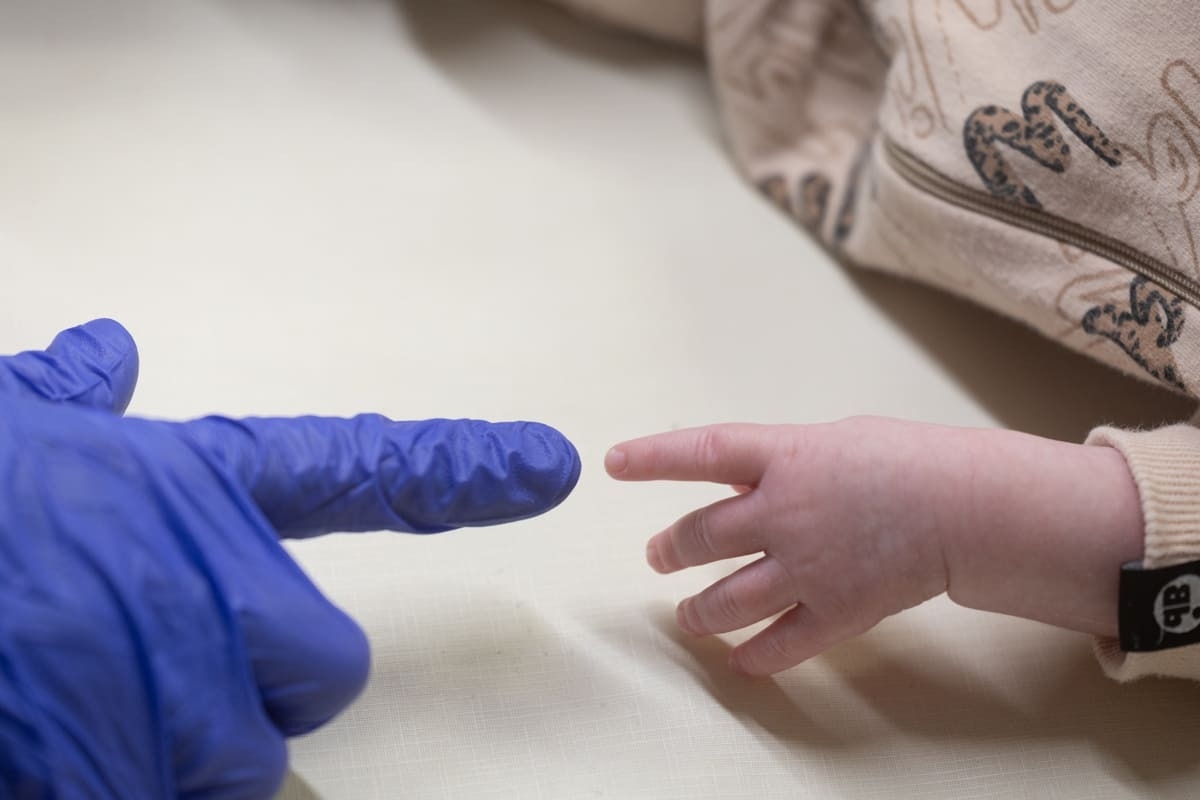 «Невидимые герои»: фонд «Жизнь как чудо» представил фильм о врачах-неонатологах