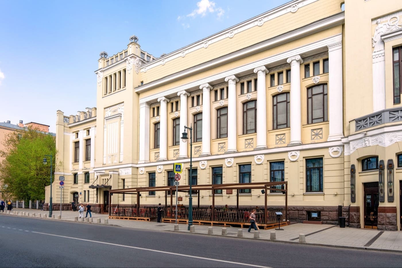Meet For Charity и театр «Ленком Марка Захарова» проводят благотворительный аукцион в поддержку фонда «Семья вместе»