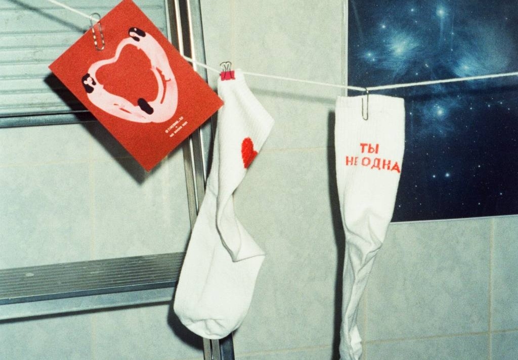ТыНеОдна и NO SOCKS BOX выпустили совместную благотворительную коллекцию
