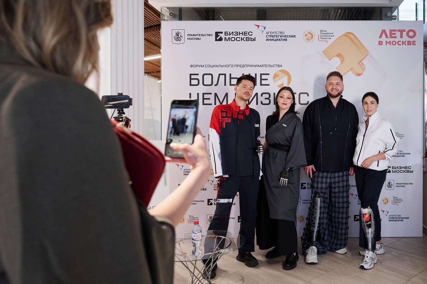 В Москве прошёл инклюзивный показ «Мода хоровода» с участием моделей на протезах