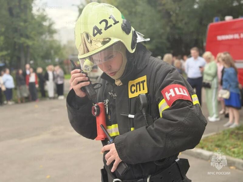 Пожарные провели учения перед новым учебным годом в школе № 760 в Москве