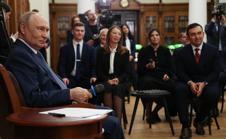 Путин обсудил с педагогами указ о статусе преподавателя