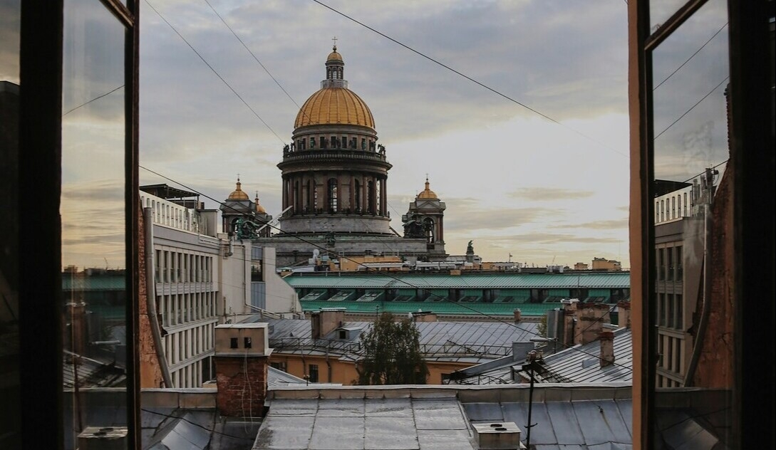 Город дождей, эстетики и камерных ужинов: как провести идеальные выходные в осеннем Петербурге