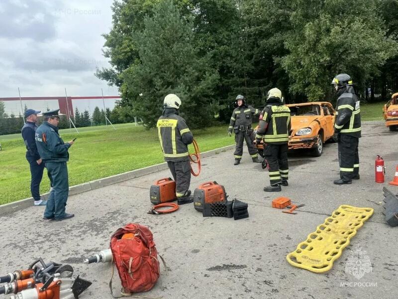 Спасатели ЮЗАО отработали ликвидацию последствий ДТП