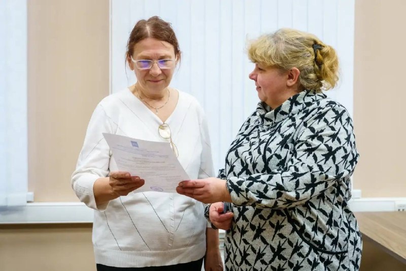 Художнику-конструктору Людмиле Кажуре вручили карту лауреата ВДНХ