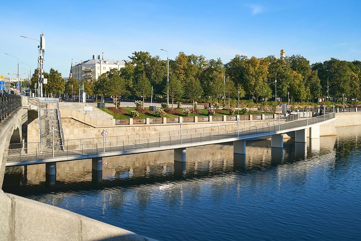 Новый пешеходный мост соединил разделенные части Болотной набережной