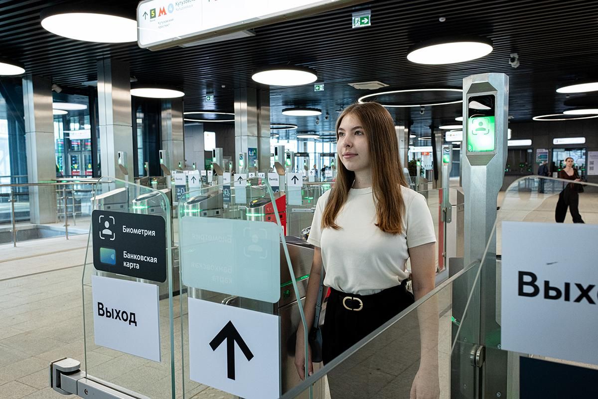 Проезд по биометрии в метро и на МЦК можно подключить при оформлении карты москвича