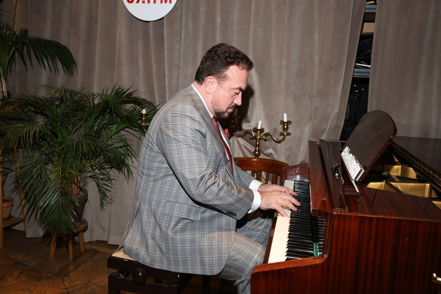 В галерее «Другое Дело» представили ароматы Радио JAZZ