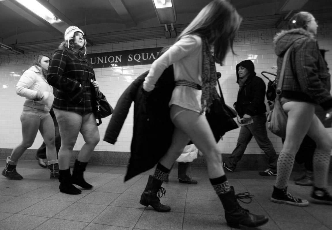 Остался без штанов. День без штанов в Нью-Йорке. Нью Йорк метро без штанов. Девушка без штанов. Феминистки без штанов.