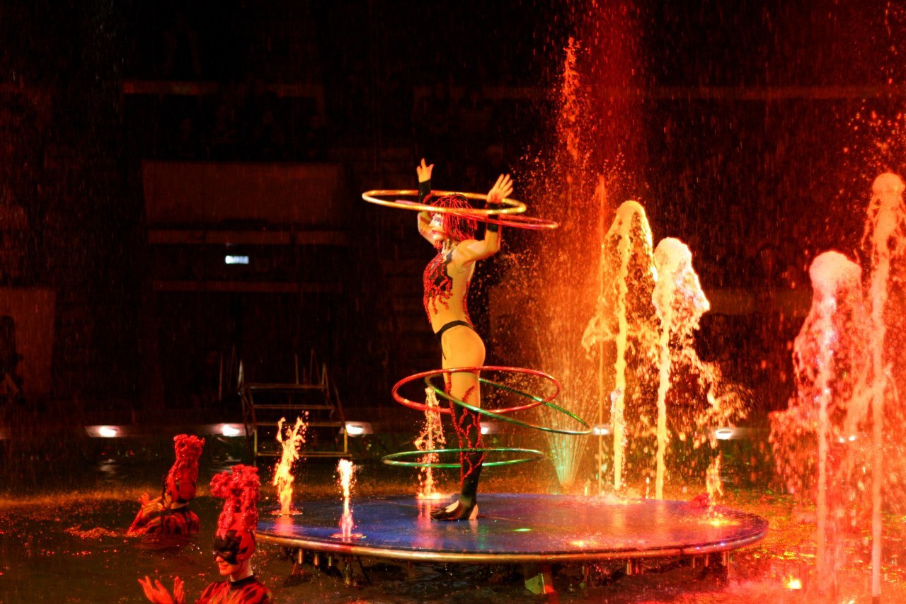 Цирк магнитогорск шоу огня воды и света. Огни цирка. Тайна огненного цирка. Уфимский государственный цирк. Водная феерия картинки.